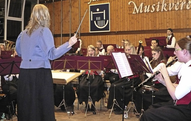 Dirigentin Tamara Winterhalder dirigie...Sie leitet den Verein seit einem Jahr.  | Foto: Gertrud Rittner