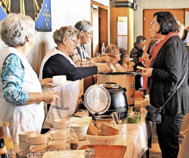 Nach dem Patroziniumsgottesdienst gab es im Pfarrsaal  leckere Suppe.   | Foto: Evamarie Kurfess