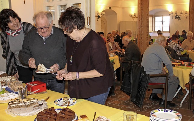 Gemeinsam bewirtete die Liederkranzfam...eim Adventskaffee im Haus des Gastes.   | Foto: Cornelia Liebwein