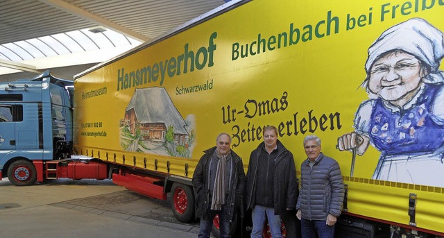 Ein Lastzug der Spedition Oskar Dold w...rechts) und Rudi Schmidt vor dem Lkw.   | Foto: Josef Faller