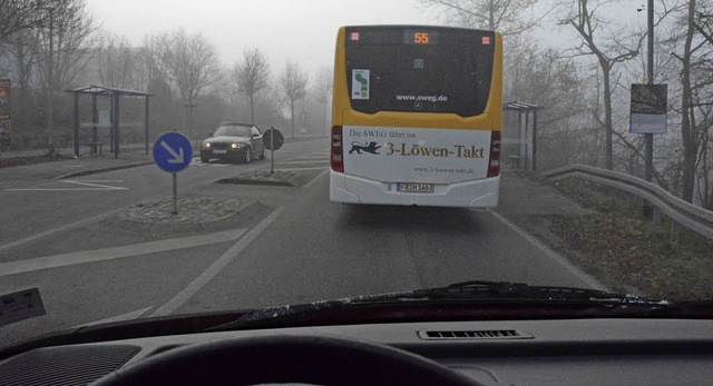 Wenn der Bus hlt, muss der nachfolgende Verkehr warten, bis es weiter geht.   | Foto: Lauber