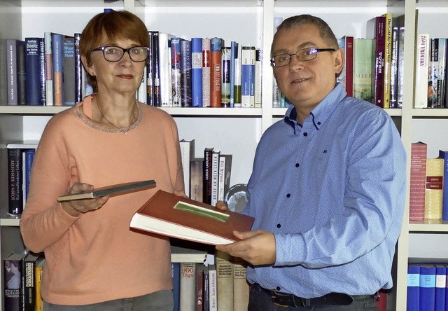 <BZ-FotoAnlauf>Stadtarchiv:&#8197;</BZ...Andreas Lauble die Vereinsunterlagen.   | Foto: Stadt Lrrach