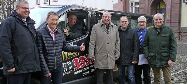 ber die neue Station des Rufbusses fr...hristof Berger sowie Dietmar Zpernick  | Foto: NiNo Betz