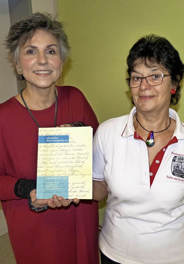 Gerda Beck (rechts) und Claudia Huber-...eren das  Buch zu den Feldpostbriefen.  | Foto: bachmann-goronzy