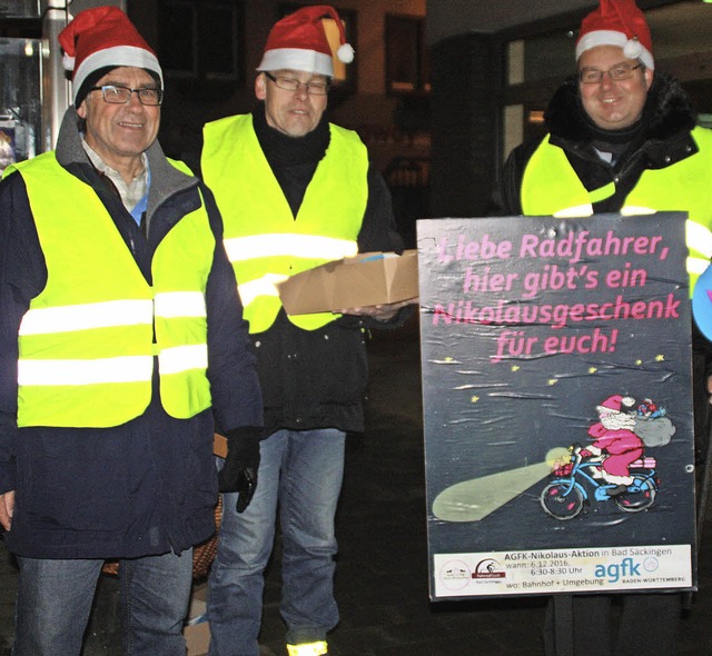 Gut sichtbar waren die drei Nikoluse ...estalteten die Aktion mit Geschenken.   | Foto: Gerd Leutenecker