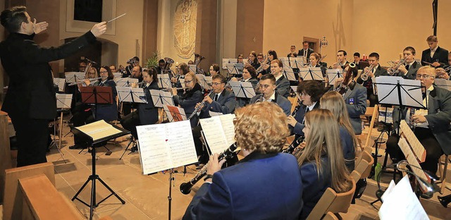 Dirigent Rdiger Mller gibt seinen Mu...rchenkonzert in Mahlberg den Takt an.   | Foto: Sandra Decoux-Kone