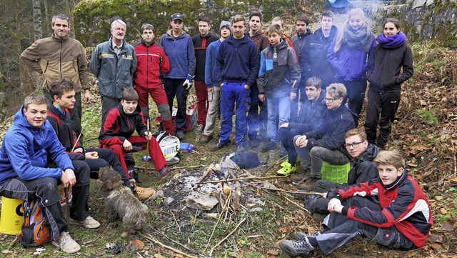 Die Klasse R 10 b der Realschule Bonnd...ldshut und Revierleiter Bastian Wei.   | Foto: Erhard Morath