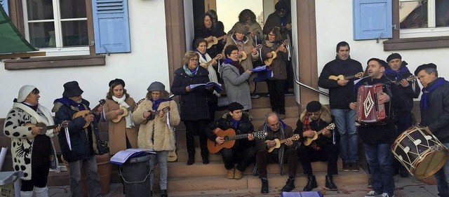 Musikerinnen und Musiker aus Portugal ...beim Ringsheimer Weihnachtsmarkt auf.   | Foto: Adelbert Mutz