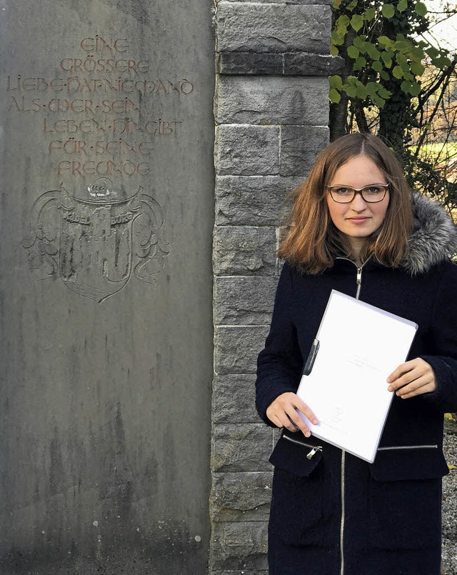 Gloria Kaiser steht mit ihrer Seminark... dem Gefallenendenkmal in Kadelburg.    | Foto: Hochrhein-Gymnasium