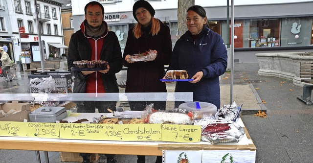 Der  Kuchenverkauf der Caritas erbrachte 161 Euro.   | Foto: Barbara Ruda