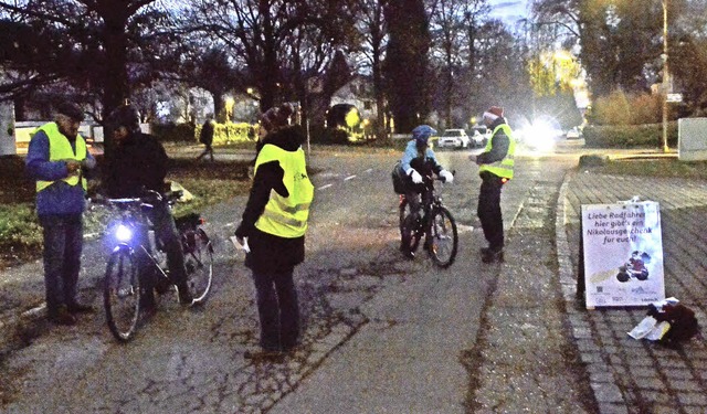 Mitglieder der IG-Velo verteilen am Ca... Schokolade und Gutscheine an Radler.   | Foto: Stadt Lrrach