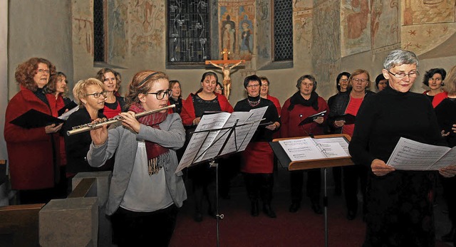 Weihnachtliche Lieder sang der  Chor &...&#8220; in der St. Laurentius-Kirche.   | Foto: Herbert Trogus