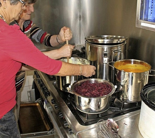 Viele Ehrenamtliche helfen mit, um den... gemtlicher Runde anbieten zu knnen.  | Foto: ZVG