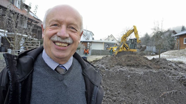 Hat allen Grund, sich zu freuen: der E...m Hintergrund sind die Bagger am Werk.  | Foto: Andr Hnig