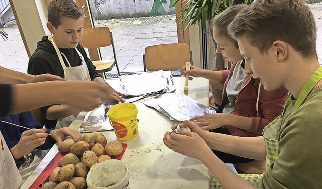 <BZ-FotoAnlauf>Gymnasium Schnau: </BZ-FotoAnlauf>Schler beim Kartoffelschlen   | Foto: zvg