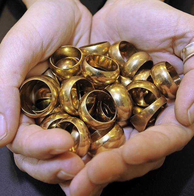 Geflschte Goldringe, wie sie von Trickdieben immer wieder verwendet werden    | Foto: SCHNEIDER