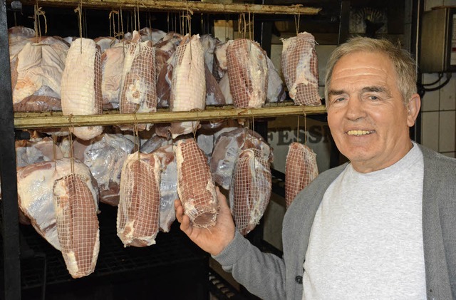 Siegfried Bieg in seiner Wurstkche   | Foto: Lauber