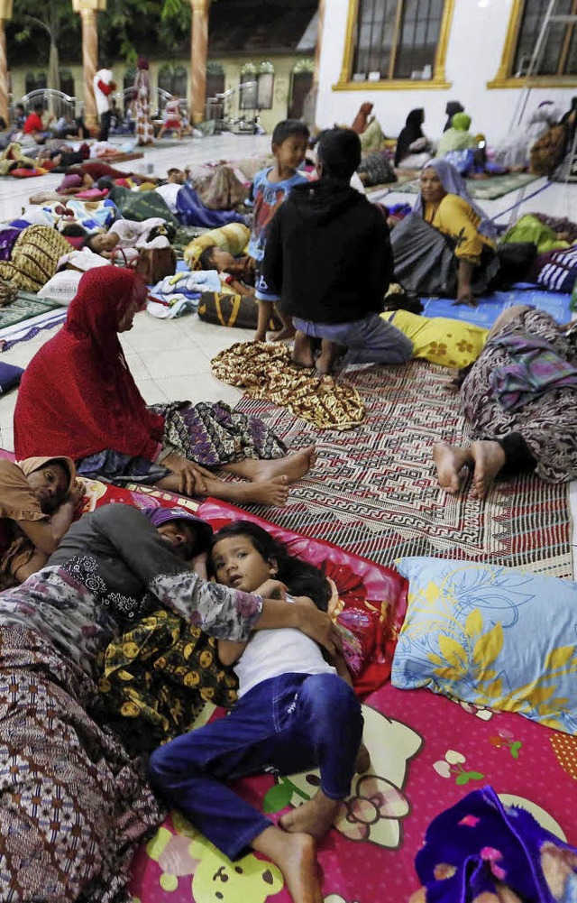 Menschen suchen Zuflucht in einem Evakuierungszentrum.  | Foto: dpa