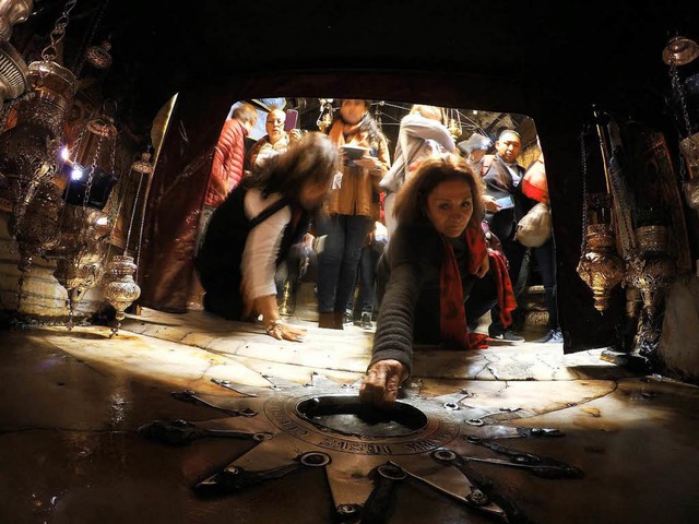 Touristen und Pilger in der Geburtskirche in Bethlehem.  | Foto: dpa