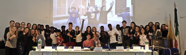 Kenzinger Gymnasiasten trafen sich mit...us Belgien, Griechenland und Italien.   | Foto: Presse AG