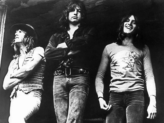 Die Band Emerson, Lake &amp; Palmer (l...und Carl Palmer Anfang der 70er-Jahre.  | Foto: dpa