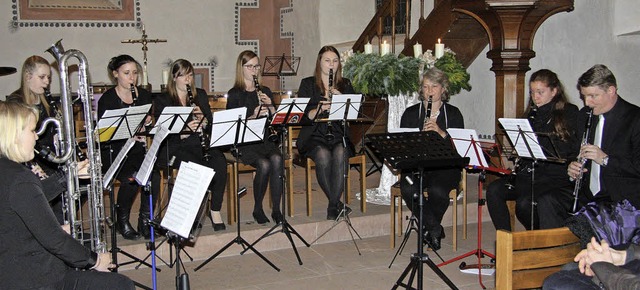 Die Wollbacher Musiker  beim Finale des Lions-Benefizkonzerts in der Dorfkirche  | Foto: BRONNER