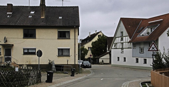 Das Haus Dorfstrae 10 (links)  wurde ...lingen von der Gemeinde hergerichtet.   | Foto: Horst Donner