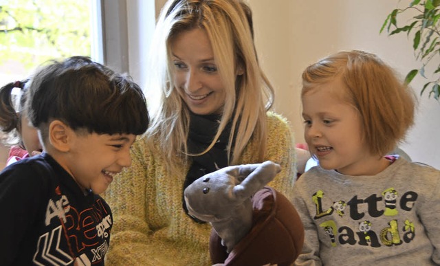 Erzieherin Vlatka Zapanovic bringt Kindern auch Deutsch bei.   | Foto: Fritsch