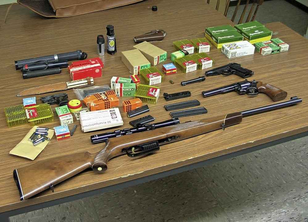 Das Waffenarsenal des 69-Jahre alten R... beschlagnahmt hat, ist betr�chtlich.   | Foto: Amt f�r �ffentliche Ordnung