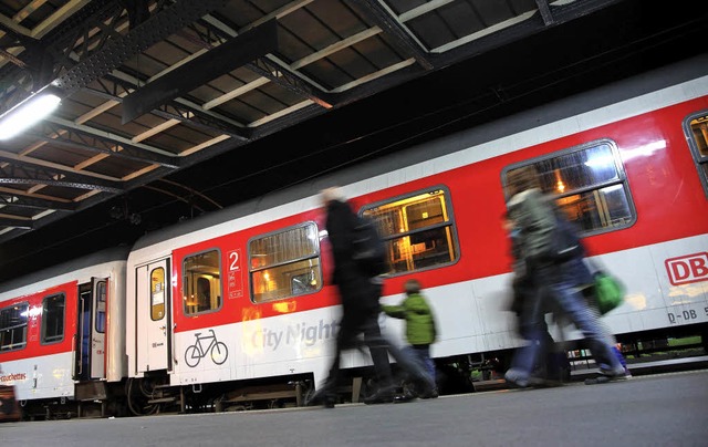 Die rot-weien City Night Lines fahren am Samstag zum letzten Mal.  | Foto: dpa/Maldacker