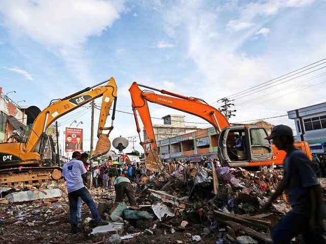 Beim Beben in Indonesien sind mehr als 100 Menschen ums Leben gekommen.  | Foto: dpa