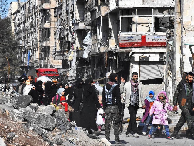 Frhere Bewohner des Ostteils von Alep...von Assad eroberten Stadtteil zurck.   | Foto: afp