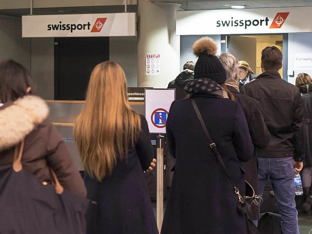 Passagiere am Euroairport warten am Schalter auf Informationen.  | Foto: DPA