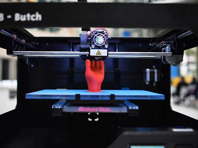 Ein 3-D-Drucker fertigt das Modell einer menschlichen Hand.  | Foto: Christian Platz