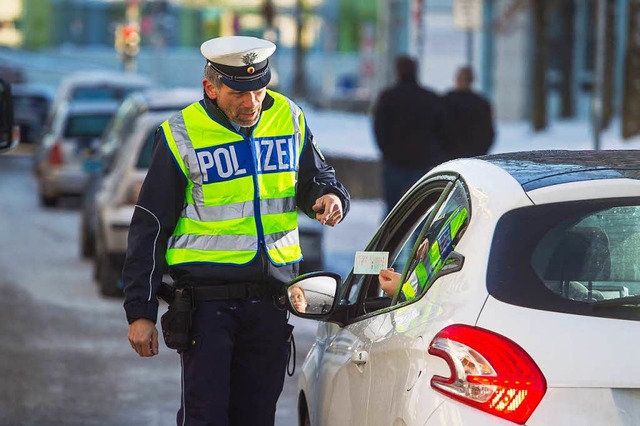 Beamten fanden bei einer Autokontrolle...n bei einem jungen Fahrer (Symbolbild)  | Foto: dpa-tmn