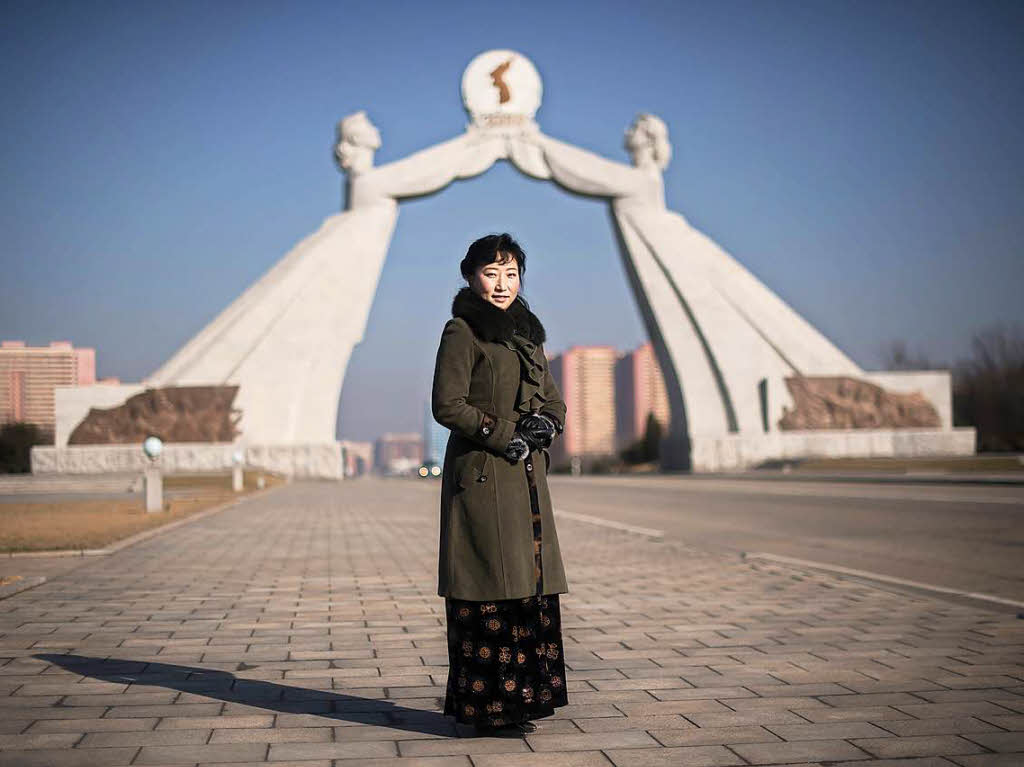 Reisefhrerin Baek Hyun-kyung vor dem Denkmal fr die Wiedervereinigung in der nordkoreanischen Hauptstadt Pjngjang, wo sie arbeitet.