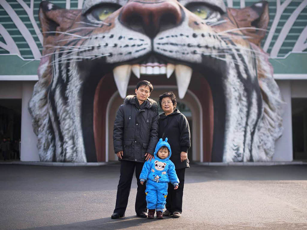 Kleinkind Moon Ji-sung posiert mit seinen Eltern am Eingang des Central Zoo in Pjngjang.