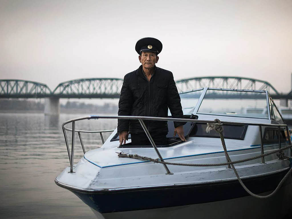 Seefahrer Kim II-Soo  auf dem Fluss Taedong.  Normalerweise posiert er nicht selbst, sondern macht auf seinem Boot Hochzeitsfotos.