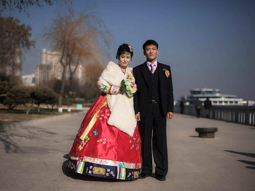 Brutigam Sip Seung-chul wartet mit seiner Braut nahe des Flusses Taedong auf den Hochzeitsfotografen.