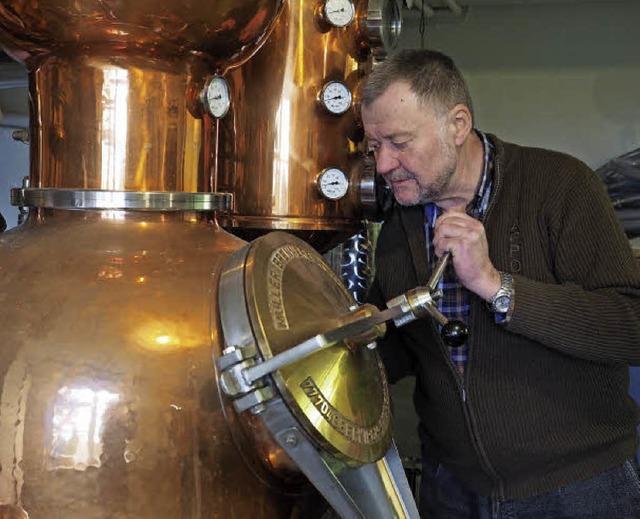 Joachim Gehringer an seiner Destillieranlage.  | Foto: Susanne Gilg