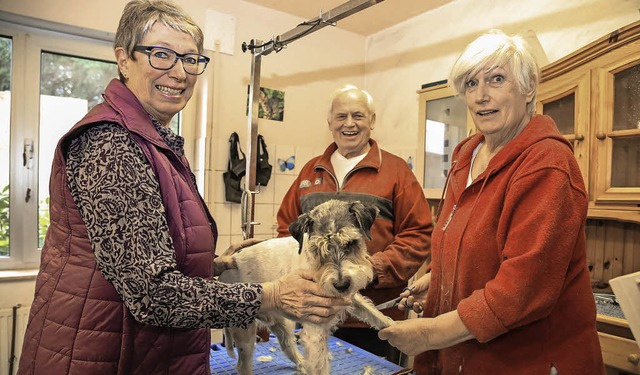 Ute und Gustav Weber mit Terrier Max und seinem Frauchen Doris (links)   | Foto: Sandra Decoux-Kone