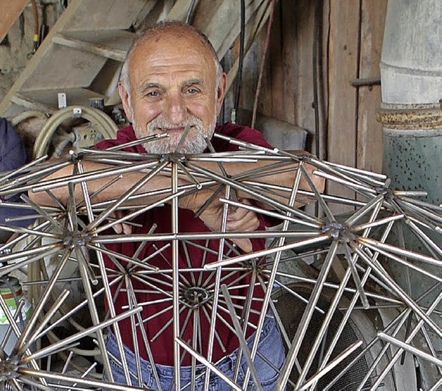 Der Knstler Walter Henninger mit einer seiner Skulpturen   | Foto: Christoph Breithaupt