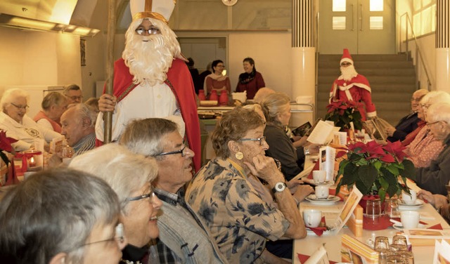 Besinnliche  Stunden erlebten die Senioren bei der Adventsfeier.  | Foto: cs
