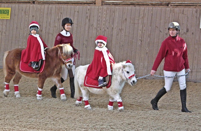 Kleine Nikoluse erffneten das Weihnachtsreiten beim Reitverein Schlchttal.  | Foto: Dorothe Kuhlmann