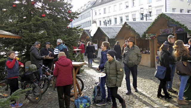 In der Mittagszeit ist noch so mancher Tisch frei  | Foto: Georg Vo