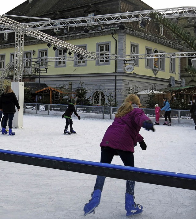 Die Eisbahn bleibt Mittelpunkt des Weihnachtsmarktes  | Foto: Georg Vo