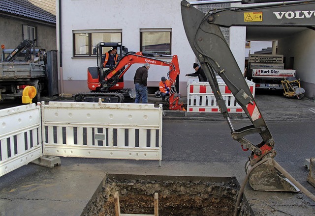 In zwei Baugruben versuchen Arbeiter, ...r Btzinger Hauptstrae auszuwechseln.  | Foto: horst david