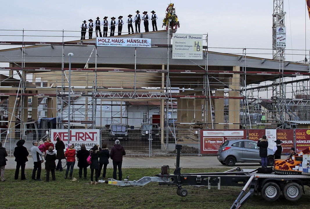 Eine Grobaustelle ist der Zimmereibet...truieren und feierte jetzt Richtfest.   | Foto: mario schneberg