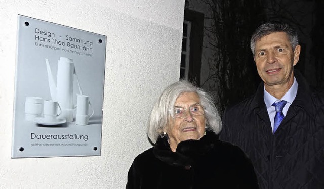 Besonderer Moment: Luise Baumann und B...-Baumann-Tafel am Stdtischen Museum.   | Foto: R. Frey