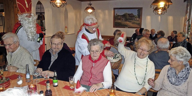 Nikolaus Dietmar Bchlin und Weihnacht...nika Morath beschenkten die Senioren.   | Foto: Silke Hartenstein